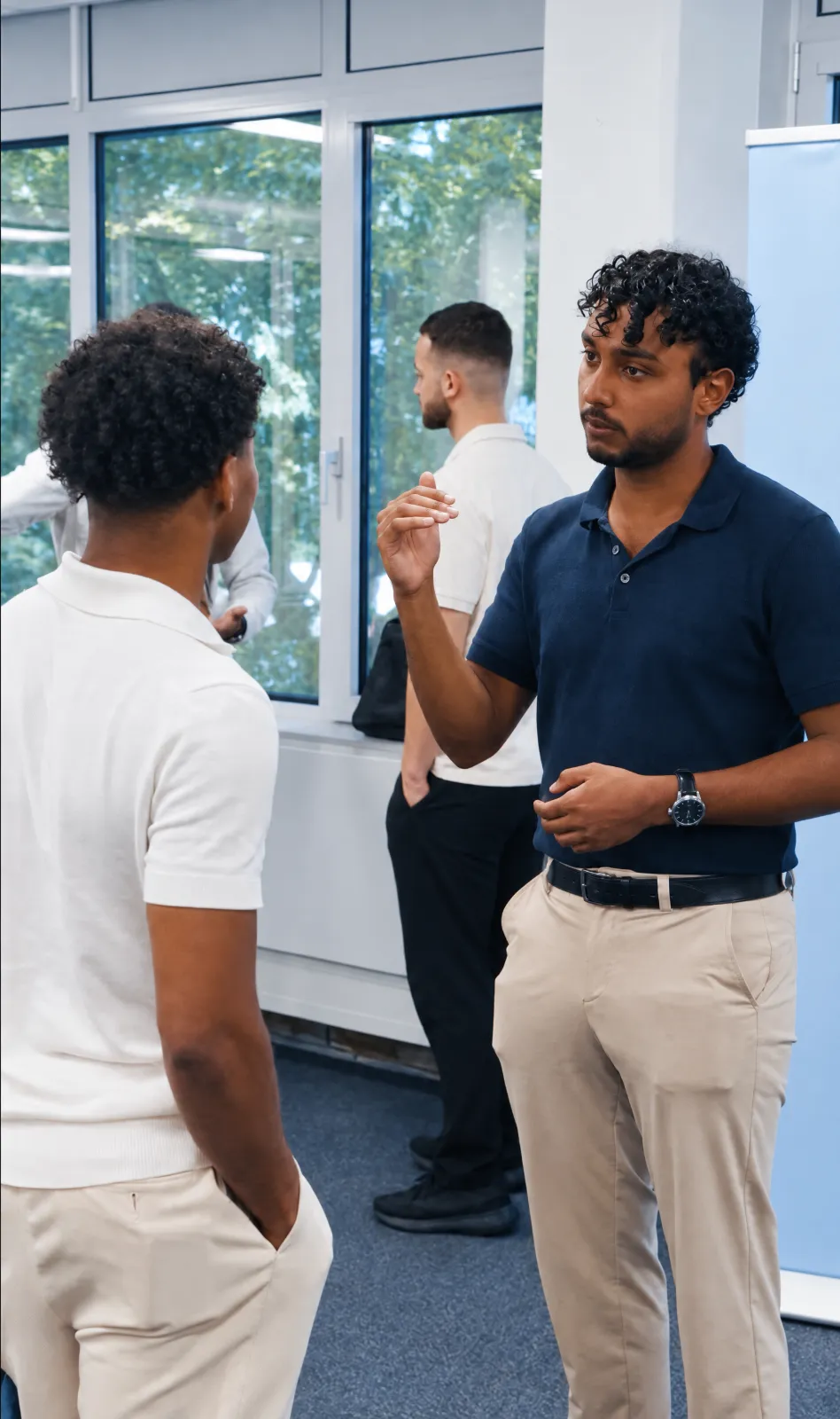 Twee collega's in gesprek op kantoor