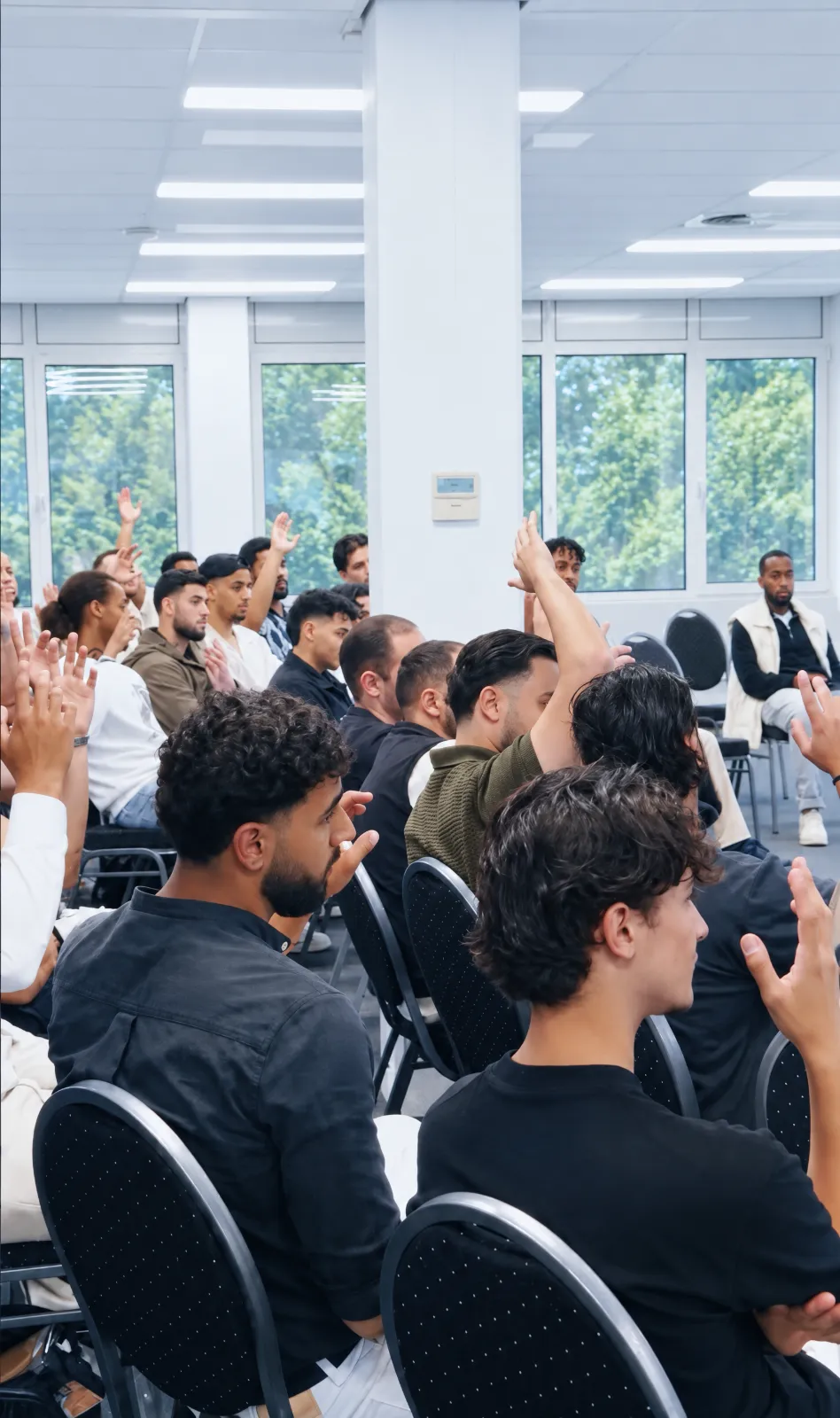 Deelnemers steken hun hand op tijdens de masterclass